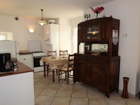 Property, Furniture, Building, Cabinetry, Table, Wood, Interior Design, Floor, House, Flooring