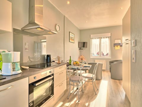 Countertop, Cabinetry, Property, Kitchen, Kitchen Appliance, Wood, Chair, Interior Design, Architecture, Kitchen Stove