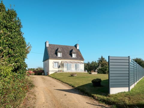 Sky, Plant, Building, Window, House, Natural Landscape, Tree, Land Lot, Cottage, Grass