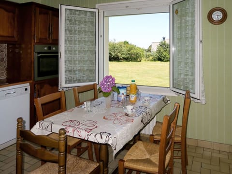 Room, Property, Furniture, House, Dining Room, Table, Home, Building, Interior Design, Real Estate