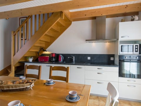 Cabinetry, Property, Wood, Countertop, Tableware, Interior Design, Kitchen, Table, Kitchen Stove, Architecture