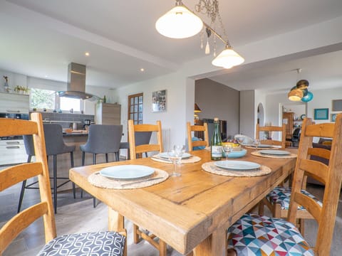 Table, Furniture, Property, Chair, Wood, Lighting, Interior Design, Floor, Real Estate, Dining Room