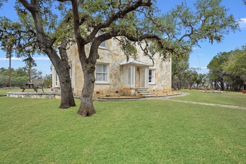 Charming stone cottage nestled among mature oak trees, featuring a spacious yard, peaceful surroundings, and a cozy private entrance-perfect for a relaxing getaway.