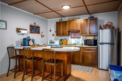 Our recent guest Lindsey loved her stay here, including the kitchen! "The kitchen is fully stocked, and even has a full set of cast iron cookware-which I of course loved!"