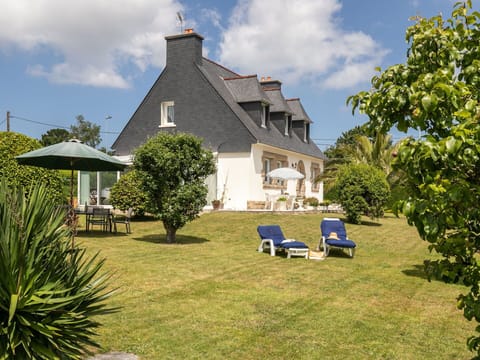 Cloud, Sky, Plant, Building, Window, House, Tree, Land Lot, Cottage, Grass