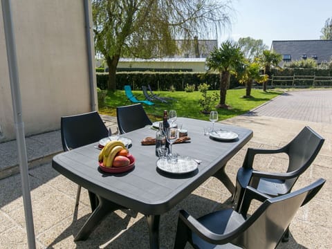 Table, Furniture, Plant, Property, Tableware, Window, Chair, Building, Outdoor Table, Outdoor Furniture