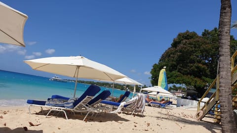 Beach nearby, sun loungers, beach towels