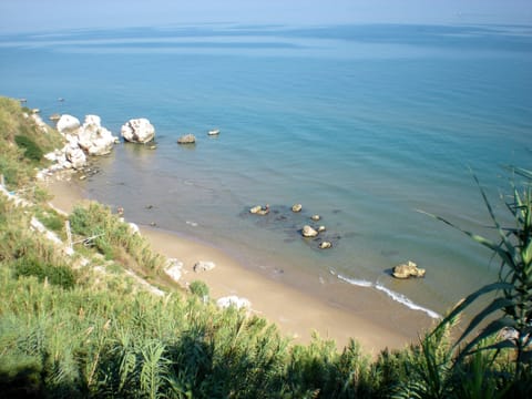 Beach nearby, sun loungers, beach towels