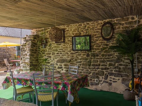 Table, Property, Furniture, Plant, Interior Design, Chair, Houseplant, Floor, Wood, Tree