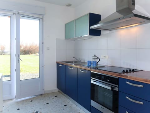 Cabinetry, Countertop, Property, Building, Kitchen Sink, Tap, Kitchen Appliance, Kitchen Stove, Home Appliance, Window