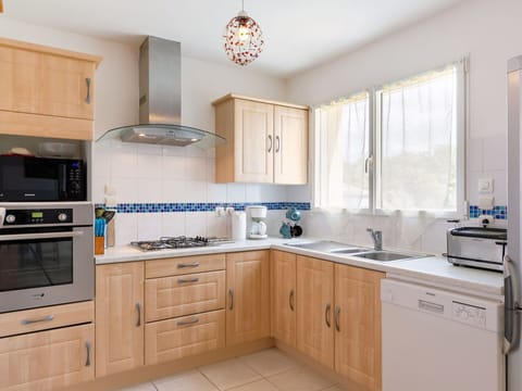 Brown, Cabinetry, Kitchen Sink, Countertop, Sink, Property, Tap, Plumbing Fixture, Wood, Lighting