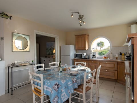 Table, Property, Furniture, Chair, Wood, Cabinetry, Interior Design, Building, Kitchen & Dining Room Table, Floor