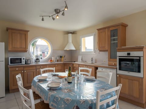 Cabinetry, Property, Furniture, Table, Countertop, Wood, Lighting, Chair, Kitchen, Interior Design