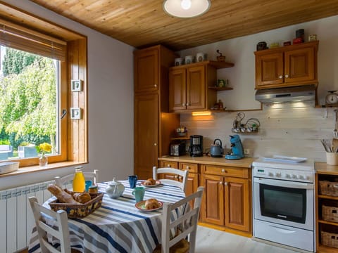 Cloud, Water, Sky, Building, Water Resources, Daytime, Blue, Azure, Boat, Tree