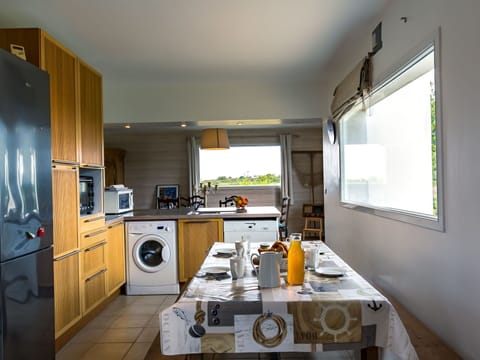 Property, Cabinetry, Countertop, Kitchen Appliance, Window, Home Appliance, Kitchen Stove, Kitchen, Table, Interior Design