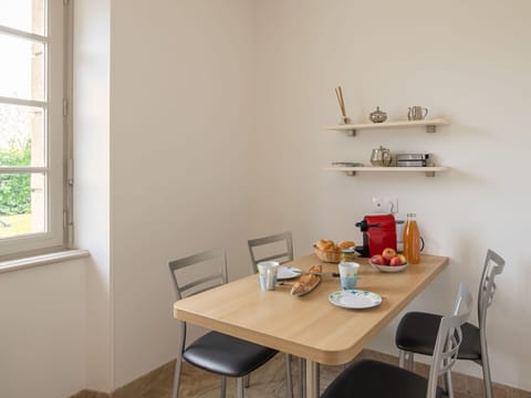 Table, Property, Window, Furniture, Building, Wood, Chair, Interior Design, Flooring, Floor