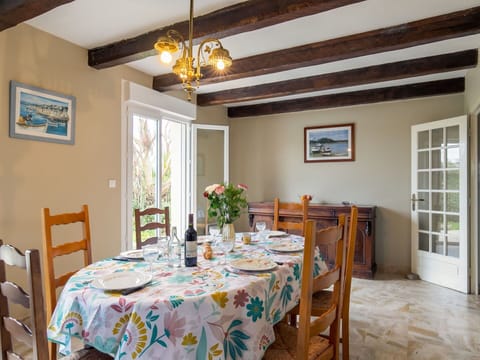 Table, Furniture, Property, Chair, Lighting, Interior Design, Wood, Flower, Tablecloth, Floor