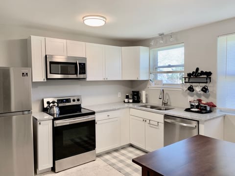 Fully equipped kitchen, with coffee maker and coffee. 