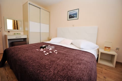 2 bedrooms, in-room safe, iron/ironing board, WiFi