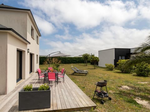 Cloud, Plant, Sky, Building, Property, Land Lot, Window, House, Grass, Urban Design