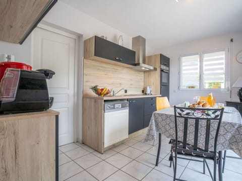 Cabinetry, Countertop, Property, Furniture, Building, Kitchen, Kitchen Stove, Kitchen Appliance, Interior Design, Wood