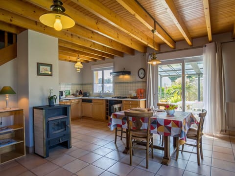 Table, Furniture, Property, Building, Wood, Chair, Interior Design, Architecture, Window, Shelf