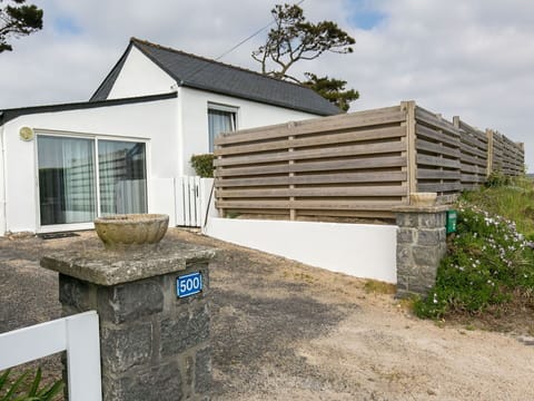 Plant, Building, Sky, Cloud, Property, House, Wood, Land Lot, Shade, Slope