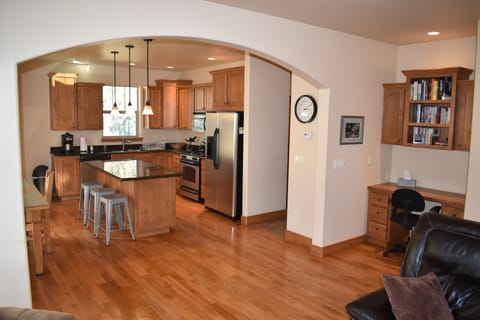 Kitchen - Granite countertops and bar, desk in the LR