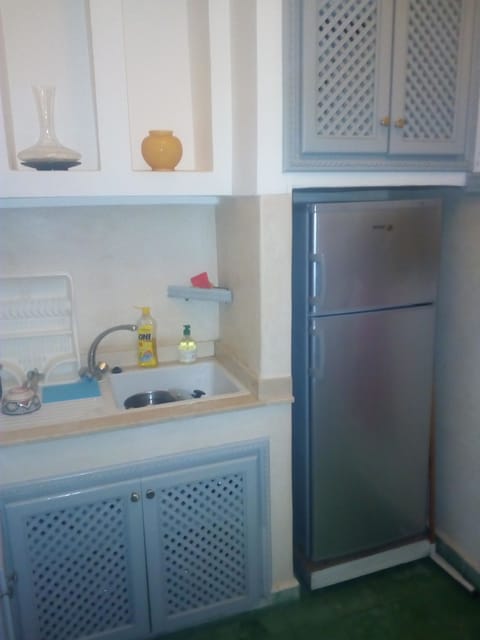 Fridge, oven, stovetop, coffee/tea maker