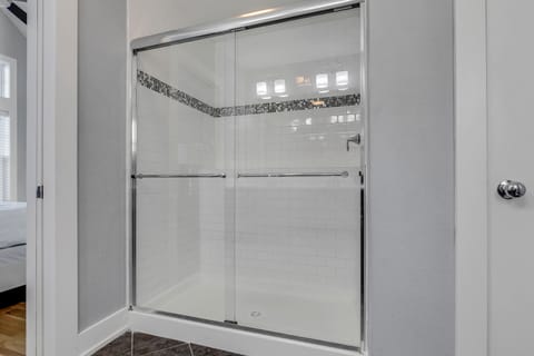 Combined shower/tub, towels