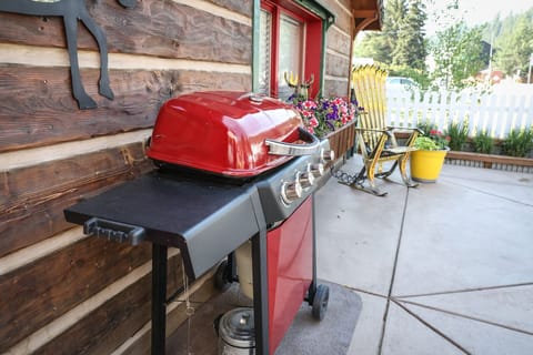 RED GRILL #1 W/SIDE BURNER AT FRONT DOOR AVAILABLE ALL YEAR.