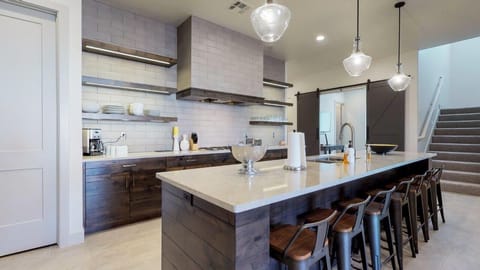 Seating for up to 7 at the kitchen island