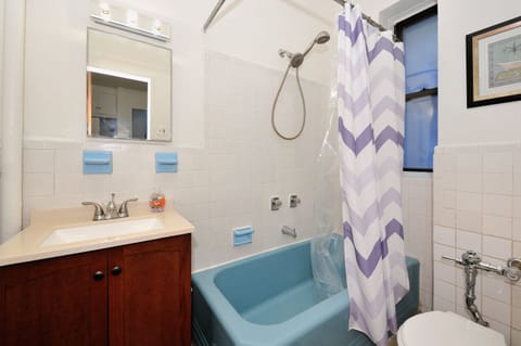 Combined shower/tub, hair dryer, towels