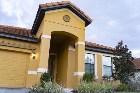 Beautiful villa w/ 4BD 3BATH WIFI PRIVATE POOL in luxury golf resort near Disney