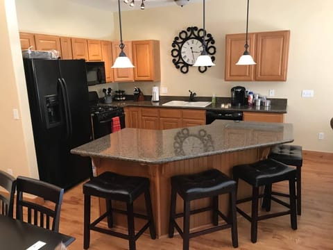 Private kitchen | Fridge, microwave, oven, stovetop