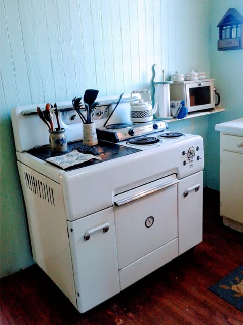 Vintage Majestic Stove (decorative only). 