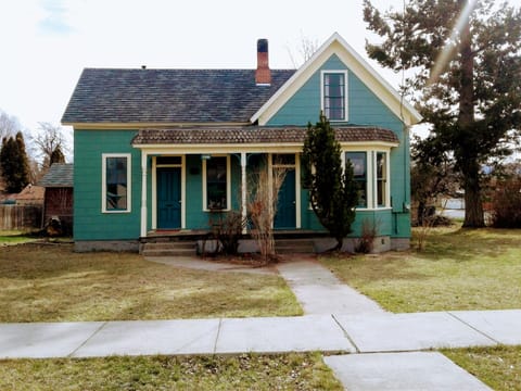 The house it blocks from parks, museums, and downtown Main Street.