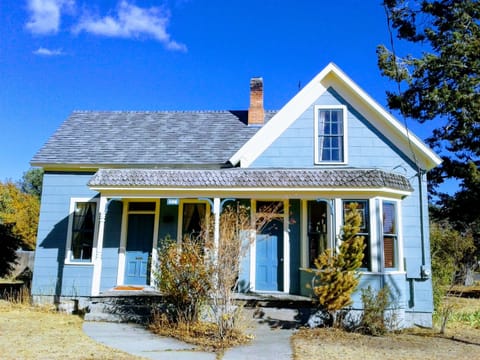 Charming 1882 Cottage in walkable Baker City!