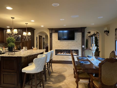 Dining room/ kitchen w/fireplace