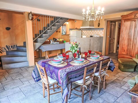 Table, Furniture, Decoration, Picture Frame, Wood, Lighting, Architecture, Floor, Building, Flooring