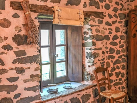 Property, Window, Wood, Textile, Interior Design, Lighting, Architecture, Wall, Brick, Building