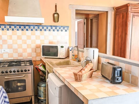 Cabinetry, Countertop, Property, Kitchen Appliance, Kitchen, Home Appliance, Kitchen Sink, Kitchen Stove, Wood, Interior Design