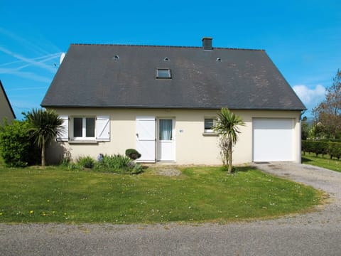 Sky, Building, Plant, Property, Window, House, Tree, Grass, Land Lot, Door