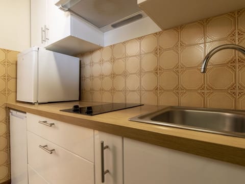 Brown, Kitchen Sink, Cabinetry, Tap, Countertop, Property, Sink, Building, Plumbing Fixture, Wood