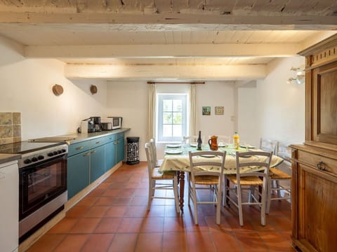 Water, Sky, Property, Plant, Building, Cloud, Swimming Pool, Tree, Residential Area, Grass