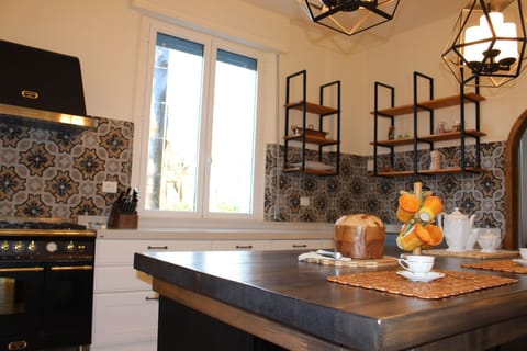 Room, Property, Interior Design, Furniture, Countertop, Building, Home, Table, House, Kitchen