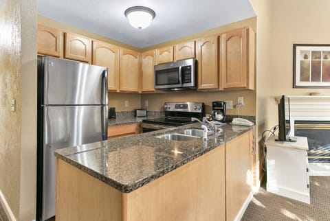 Private kitchen | Fridge, microwave, oven, stovetop