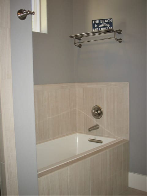 Combined shower/tub, hair dryer, towels