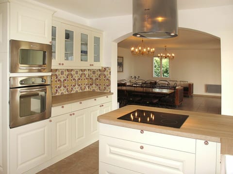 Countertop, Room, Cabinetry, Furniture, Property, Kitchen, Interior Design, Building, House, Floor