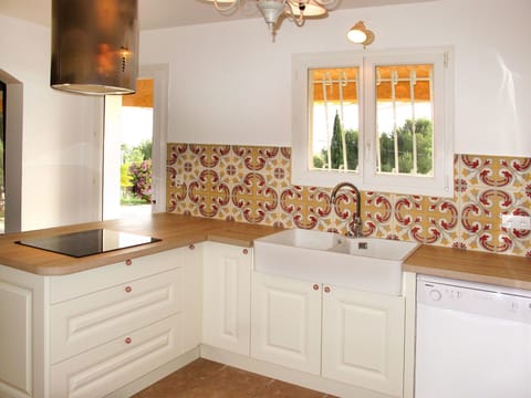 Countertop, Cabinetry, Room, Furniture, Property, Kitchen, Interior Design, Tile, Floor, Drawer